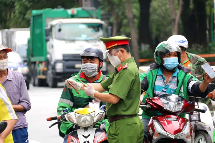 TP Hồ Chí Minh thực hiện nguyên tắc ai ở đâu thì ở đó - Ảnh 1. TP Hồ Chí Minh thực hiện nguyên tắc ai ở đâu thì ở đó - Ảnh 1.
