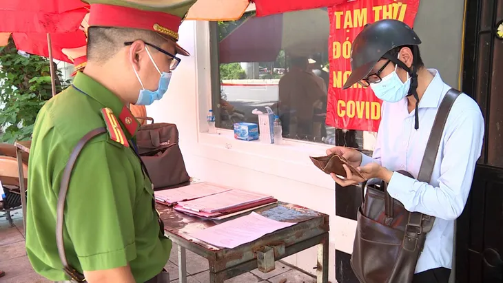 Chiêu trò thông chốt bằng giấy đi đường khống - Ảnh 1. Chiêu trò thông chốt bằng giấy đi đường khống - Ảnh 1.