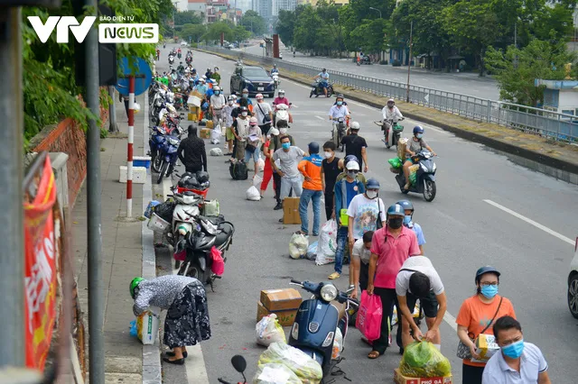 Hàng trăm người dân xếp hàng gửi đồ tiếp tế vào khu vực phong tỏa phường Chương Dương - Ảnh 1. Hàng trăm người dân xếp hàng gửi đồ tiếp tế vào khu vực phong tỏa phường Chương Dương - Ảnh 1.