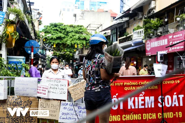 Đi chợ thời giãn cách: Đứng ở rào chắn, alo là có hàng - Ảnh 5.
