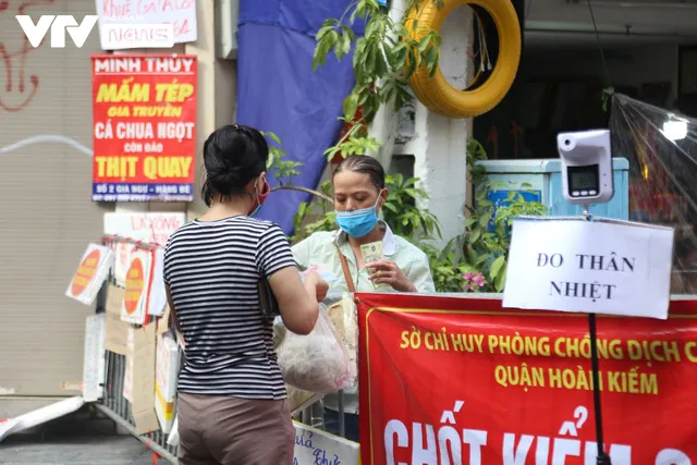Đi chợ thời giãn cách: Đứng ở rào chắn, alo là có hàng - Ảnh 9.