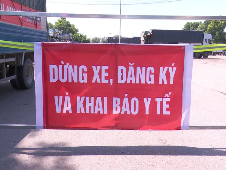 Xét nghiệm cho hàng trăm tiểu thương chợ đầu mối phía Nam - Ảnh 1. Xét nghiệm cho hàng trăm tiểu thương chợ đầu mối phía Nam - Ảnh 1.