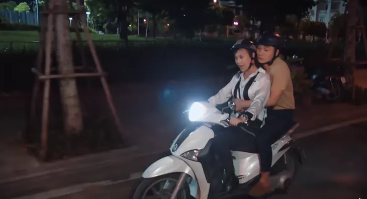 Hương vị tình thân phần 2 - Tập 16: Ngồi sau xe Nam, Long giở chiêu tán tỉnh - Ảnh 2. Hương vị tình thân phần 2 - Tập 16: Ngồi sau xe Nam, Long giở chiêu tán tỉnh - Ảnh 2.