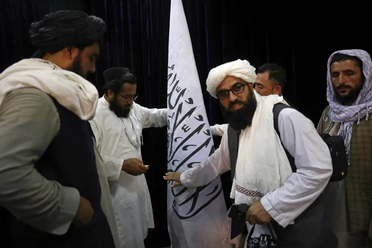 Taliban họp báo lần đầu tiên sau khi giành chính quyền - Ảnh 1. Taliban họp báo lần đầu tiên sau khi giành chính quyền - Ảnh 1.