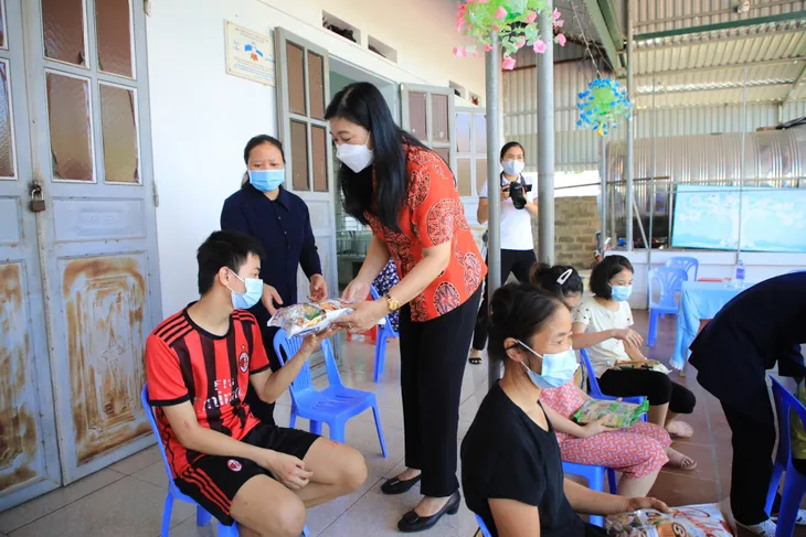 Tặng quà Mái ấm Thánh tâm chăm sóc trẻ mồ côi, khuyết tật, người già neo đơn - Ảnh 1. Tặng quà Mái ấm Thánh tâm chăm sóc trẻ mồ côi, khuyết tật, người già neo đơn - Ảnh 1.