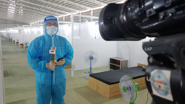 Phóng viên Trung tâm Truyền hình Việt Nam khu vực Nam bộ đương đầu khó khăn nơi tâm dịch - Ảnh 4. Phóng viên Trung tâm Truyền hình Việt Nam khu vực Nam bộ đương đầu khó khăn nơi tâm dịch - Ảnh 4.