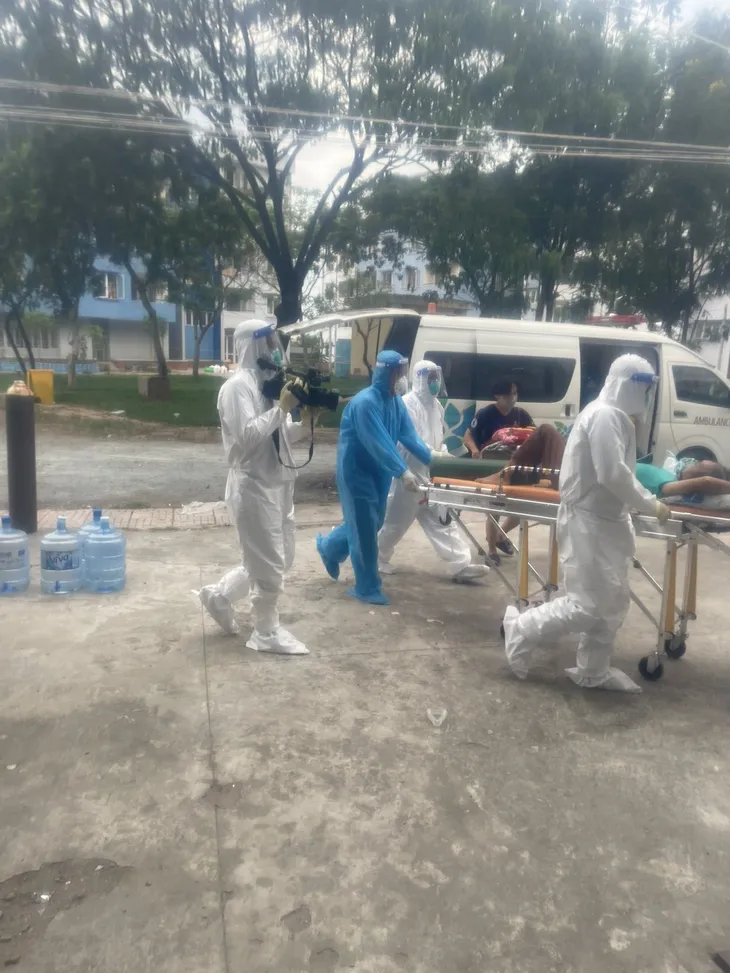 Phóng viên Trung tâm Truyền hình Việt Nam khu vực Nam bộ đương đầu khó khăn nơi tâm dịch - Ảnh 2. Phóng viên Trung tâm Truyền hình Việt Nam khu vực Nam bộ đương đầu khó khăn nơi tâm dịch - Ảnh 2.