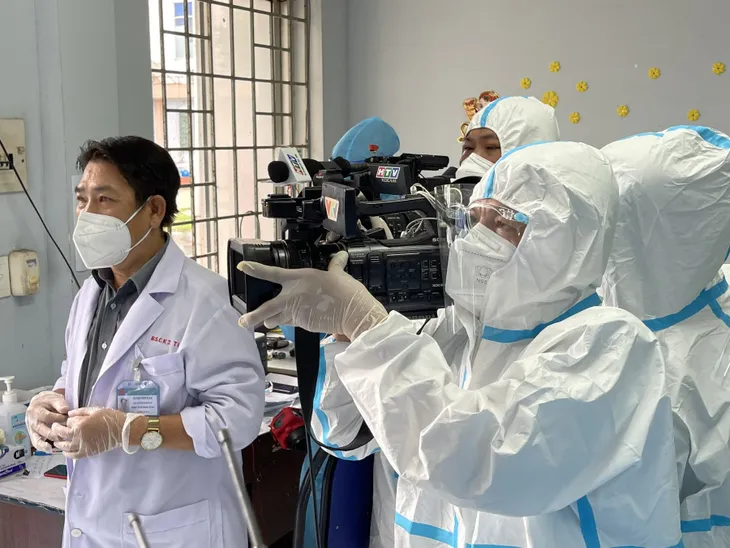 Phóng viên Trung tâm Truyền hình Việt Nam khu vực Nam bộ đương đầu khó khăn nơi tâm dịch - Ảnh 1. Phóng viên Trung tâm Truyền hình Việt Nam khu vực Nam bộ đương đầu khó khăn nơi tâm dịch - Ảnh 1.