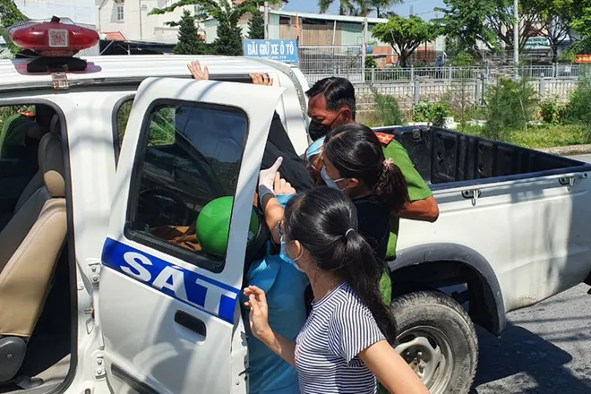 Bé trai kháu khỉnh chào đời trên xe cảnh sát - Ảnh 1. Bé trai kháu khỉnh chào đời trên xe cảnh sát - Ảnh 1.