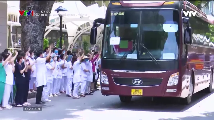 Những thiên thần áo trắng lao mình vào trận chiến không tiếng súng - Ảnh 2.