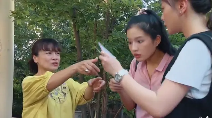 Hương vị tình thân phần 2 - Tập 17: Nam phát hiện bà Bích có sổ tiết kiệm 500 triệu đồng - Ảnh 1. Hương vị tình thân phần 2 - Tập 17: Nam phát hiện bà Bích có sổ tiết kiệm 500 triệu đồng - Ảnh 1.