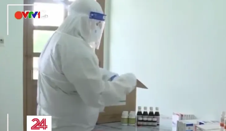Những bông hồng thép” nơi tuyến đầu chống dịch - Ảnh 1.