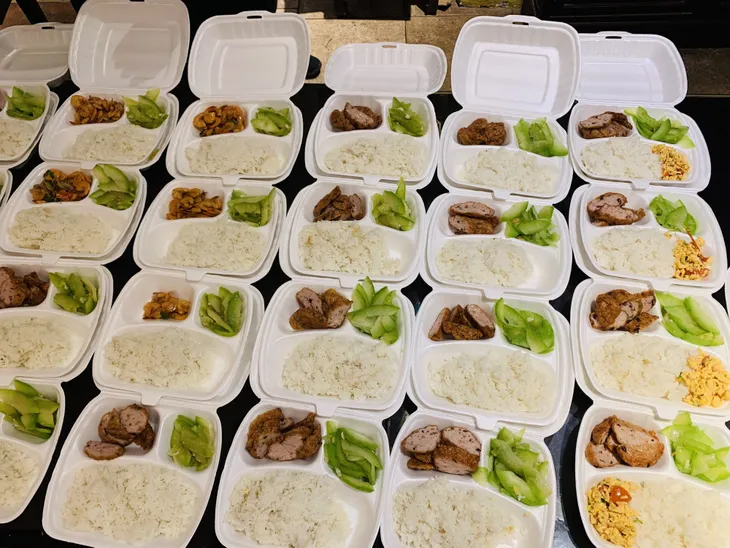 Hà Nội: Nhóm tình nguyện trao hàng trăm suất ăn mỗi ngày cho người khó khăn vì COVID-19 - Ảnh 1. Hà Nội: Nhóm tình nguyện trao hàng trăm suất ăn mỗi ngày cho người khó khăn vì COVID-19 - Ảnh 1.