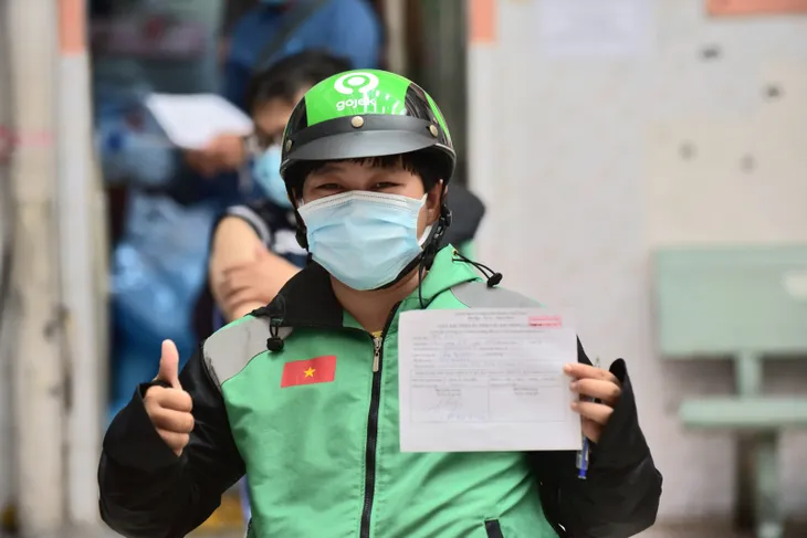 TP Hồ Chí Minh: Hàng nghìn shipper được tiêm vaccine COVID-19 trong đợt tiêm chủng đầu tiên - Ảnh 1.