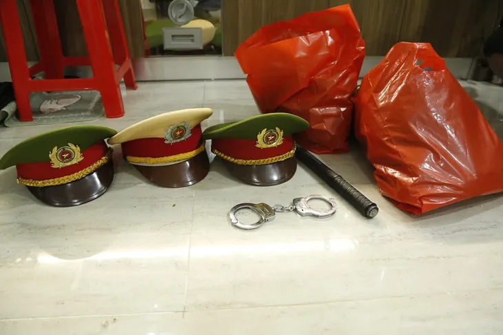 Giả danh cảnh sát lừa đảo, ăn nhậu trong mùa dịch - Ảnh 2. Giả danh cảnh sát lừa đảo, ăn nhậu trong mùa dịch - Ảnh 2.