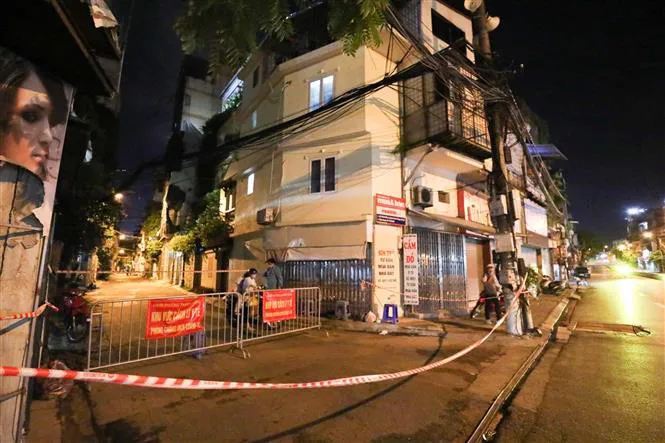 NÓNG: Phát hiện 20 ca nghi nhiễm COVID-19, Hà Nội phong tỏa tạm thời ngõ 651 Minh Khai - Ảnh 4. NÓNG: Phát hiện 20 ca nghi nhiễm COVID-19, Hà Nội phong tỏa tạm thời ngõ 651 Minh Khai - Ảnh 4.