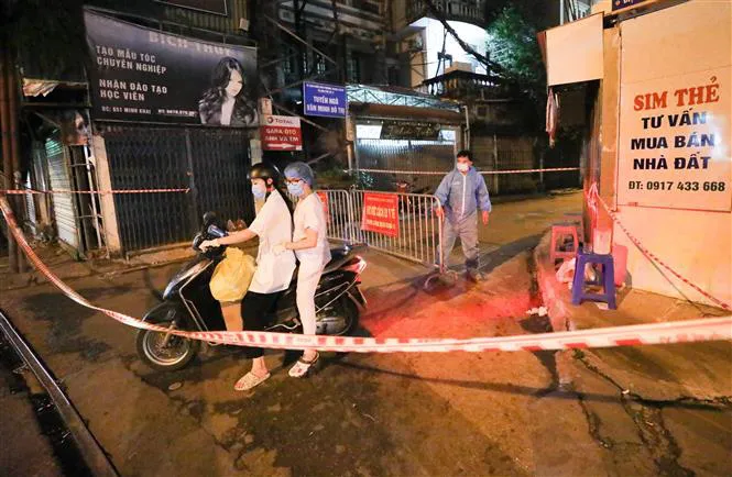 NÓNG: Phát hiện 20 ca nghi nhiễm COVID-19, Hà Nội phong tỏa tạm thời ngõ 651 Minh Khai - Ảnh 3. NÓNG: Phát hiện 20 ca nghi nhiễm COVID-19, Hà Nội phong tỏa tạm thời ngõ 651 Minh Khai - Ảnh 3.
