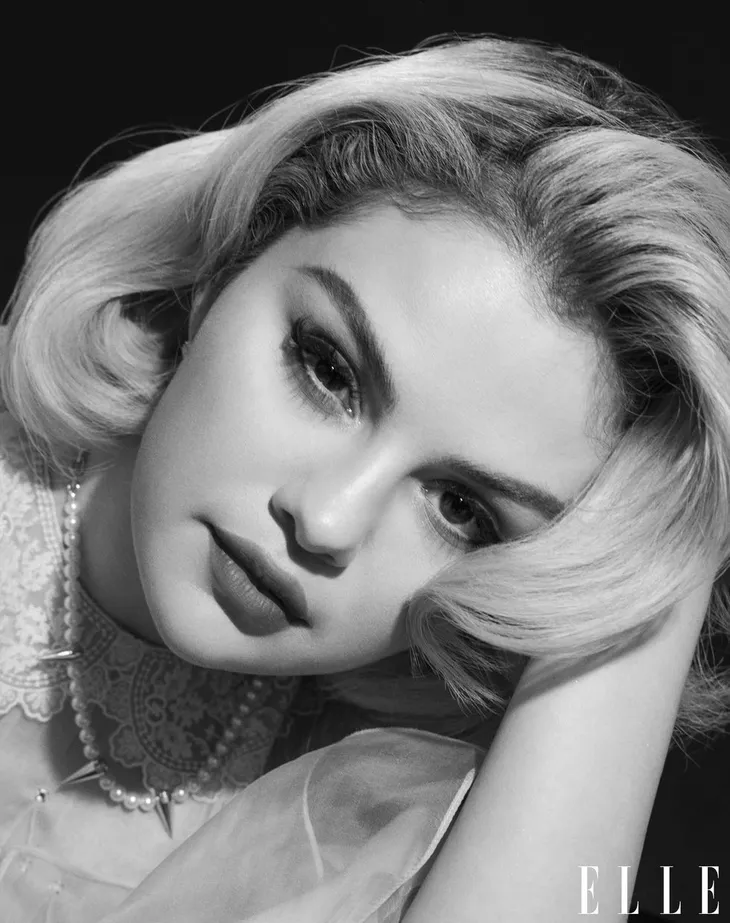 Selena Gomez khoe vẻ đẹp cổ điển trên Elle - Ảnh 2. Selena Gomez khoe vẻ đẹp cổ điển trên Elle - Ảnh 2.