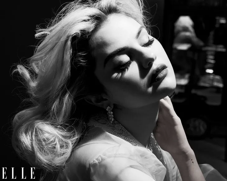 Selena Gomez khoe vẻ đẹp cổ điển trên Elle - Ảnh 3. Selena Gomez khoe vẻ đẹp cổ điển trên Elle - Ảnh 3.