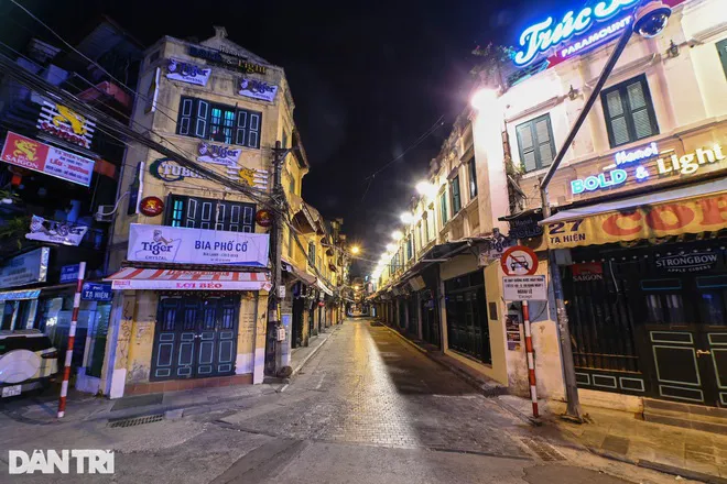 Cầm cự trong mùa COVID-19: Quán phở, shop quần áo chuyển sang bán rau - Ảnh 1. Cầm cự trong mùa COVID-19: Quán phở, shop quần áo chuyển sang bán rau - Ảnh 1.