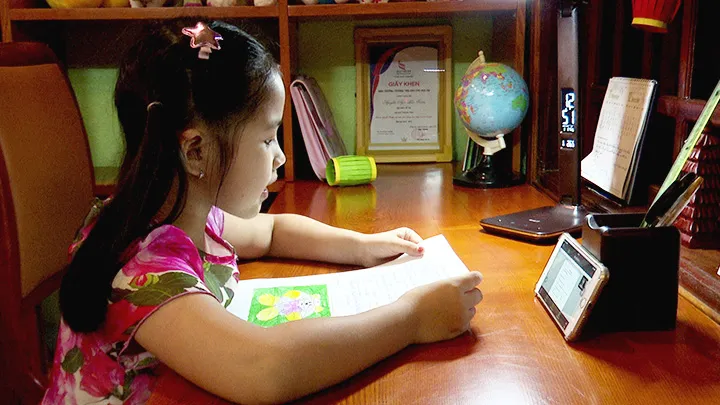 Phụ huynh sẵn sàng cho con học trực tuyến, đến lớp qua màn hình - Ảnh 1. Phụ huynh sẵn sàng cho con học trực tuyến, đến lớp qua màn hình - Ảnh 1.
