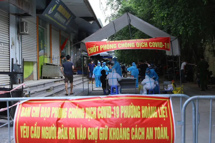Lấy mẫu xét nghiệm COVID-19 cho toàn bộ người dân tòa HH4C và HH4A Linh Đàm - Ảnh 2. Lấy mẫu xét nghiệm COVID-19 cho toàn bộ người dân tòa HH4C và HH4A Linh Đàm - Ảnh 2.