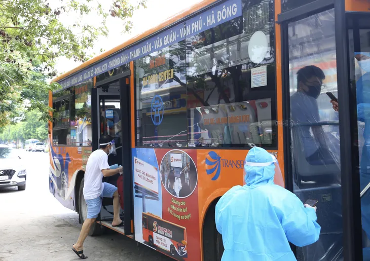 Lấy mẫu xét nghiệm COVID-19 cho toàn bộ người dân tòa HH4C và HH4A Linh Đàm - Ảnh 5. Lấy mẫu xét nghiệm COVID-19 cho toàn bộ người dân tòa HH4C và HH4A Linh Đàm - Ảnh 5.