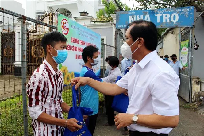 An sinh diện rộng tại TP Hồ Chí Minh: Thà chi nhiều còn hơn bỏ sót - Ảnh 2. An sinh diện rộng tại TP Hồ Chí Minh: Thà chi nhiều còn hơn bỏ sót - Ảnh 2.