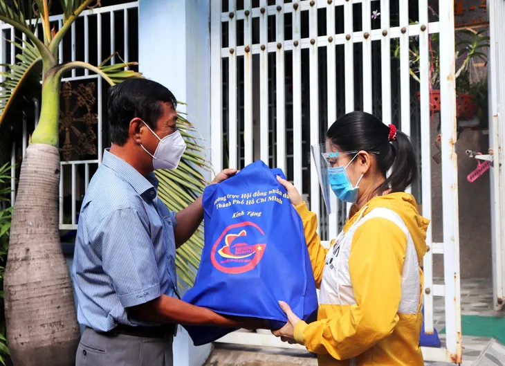 TP Hồ Chí Minh hỗ trợ toàn bộ 2,5 triệu người khó khăn, không phân biệt hộ khẩu - Ảnh 1. TP Hồ Chí Minh hỗ trợ toàn bộ 2,5 triệu người khó khăn, không phân biệt hộ khẩu - Ảnh 1.