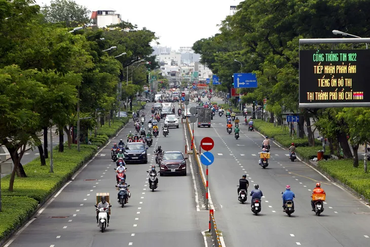 Ngày đầu TP Hồ Chí Minh mở lại vận tải hành khách đô thị - Ảnh 1. Ngày đầu TP Hồ Chí Minh mở lại vận tải hành khách đô thị - Ảnh 1.