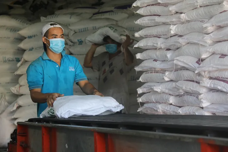 Thu ngân sách Nhà nước hơn 1 triệu tỷ đồng sau 8 tháng đầu năm - Ảnh 1. Thu ngân sách Nhà nước hơn 1 triệu tỷ đồng sau 8 tháng đầu năm - Ảnh 1.