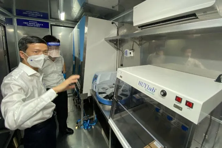 TP. Hồ Chí Minh được trao tặng 10 xe xét nghiệm COVID-19 lưu động - Ảnh 2. TP. Hồ Chí Minh được trao tặng 10 xe xét nghiệm COVID-19 lưu động - Ảnh 2.