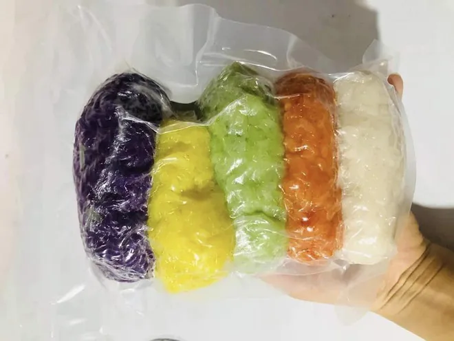 Mới lạ xôi ngũ sắc cấp đông cúng Rằm tháng 7 - Ảnh 1.