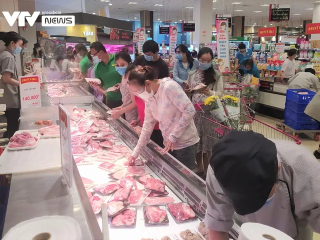 TP Hồ Chí Minh: Nêm chặt người mua sắm, siêu thị tăng hàng dự trữ 3 - 5 lần - Ảnh 3. TP Hồ Chí Minh: Nêm chặt người mua sắm, siêu thị tăng hàng dự trữ 3 - 5 lần - Ảnh 3.