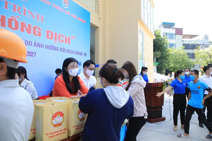 Chương trình “Đoàn kết chống dịch” trao 2.200 suất quà cho người gặp khó khăn vì COVID-19 tại Hà Nội - Ảnh 1. Chương trình “Đoàn kết chống dịch” trao 2.200 suất quà cho người gặp khó khăn vì COVID-19 tại Hà Nội - Ảnh 1.