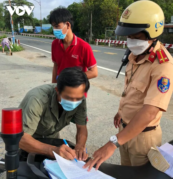 Người dân 11 phường vùng đỏ đậm đặc F0 ở Bình Dương không ra khỏi nhà trong 15 ngày - Ảnh 2. Người dân 11 phường vùng đỏ đậm đặc F0 ở Bình Dương không ra khỏi nhà trong 15 ngày - Ảnh 2.