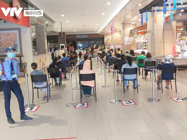 TP Hồ Chí Minh: Nêm chặt người mua sắm, siêu thị tăng hàng dự trữ 3 - 5 lần - Ảnh 1. TP Hồ Chí Minh: Nêm chặt người mua sắm, siêu thị tăng hàng dự trữ 3 - 5 lần - Ảnh 1.