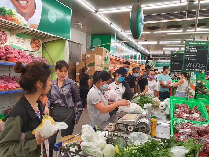 Người dân TP Hồ Chí Minh đổ xô đi mua thực phẩm, xếp hàng dài mua đồ - Ảnh 1. Người dân TP Hồ Chí Minh đổ xô đi mua thực phẩm, xếp hàng dài mua đồ - Ảnh 1.