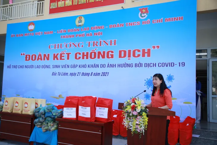 Chương trình “Đoàn kết chống dịch” trao 2.200 suất quà cho người gặp khó khăn vì COVID-19 tại Hà Nội - Ảnh 2. Chương trình “Đoàn kết chống dịch” trao 2.200 suất quà cho người gặp khó khăn vì COVID-19 tại Hà Nội - Ảnh 2.