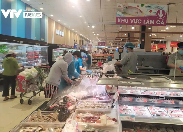 TP Hồ Chí Minh: Nêm chặt người mua sắm, siêu thị tăng hàng dự trữ 3 - 5 lần - Ảnh 2. TP Hồ Chí Minh: Nêm chặt người mua sắm, siêu thị tăng hàng dự trữ 3 - 5 lần - Ảnh 2.