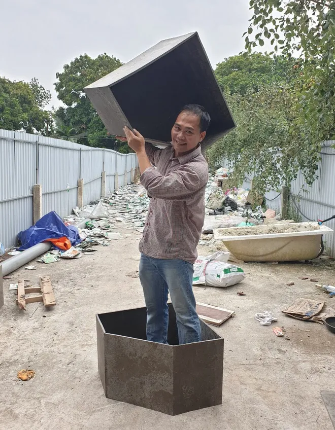 Lái ô tô nhặt vỏ hộp sữa về tái chế: Kiến trúc sư “biến” rác thành tiền - Ảnh 1. Lái ô tô nhặt vỏ hộp sữa về tái chế: Kiến trúc sư “biến” rác thành tiền - Ảnh 1.