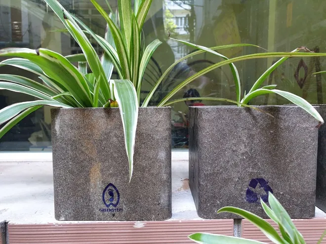 Lái ô tô nhặt vỏ hộp sữa về tái chế: Kiến trúc sư “biến” rác thành tiền - Ảnh 6. Lái ô tô nhặt vỏ hộp sữa về tái chế: Kiến trúc sư “biến” rác thành tiền - Ảnh 6.