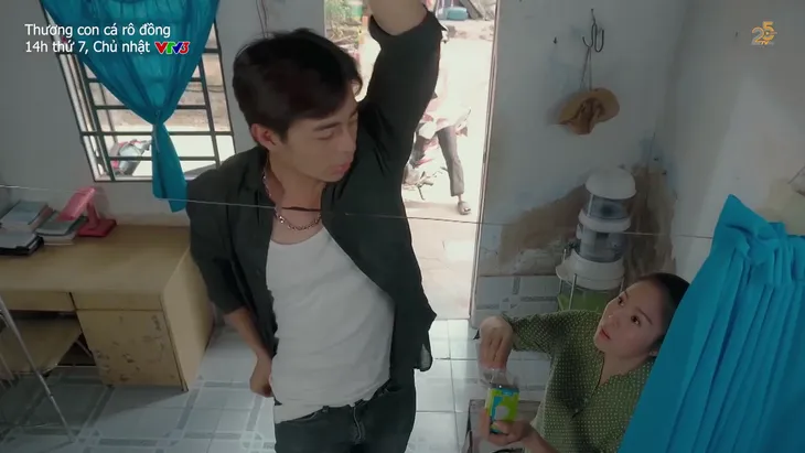 Thương con cá rô đồng - Tập 32: Vừa đá Út Lành, Khang lại giở trò hèn để lên giường với Quỳnh - Ảnh 4. Thương con cá rô đồng - Tập 32: Vừa đá Út Lành, Khang lại giở trò hèn để lên giường với Quỳnh - Ảnh 4.