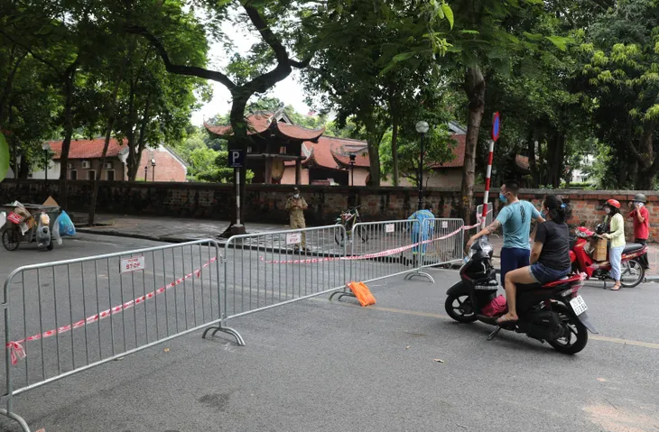 Hà Nội phong tỏa toàn phường Văn Miếu do có 22 ca dương tính mới - Ảnh 6. Hà Nội phong tỏa toàn phường Văn Miếu do có 22 ca dương tính mới - Ảnh 6.