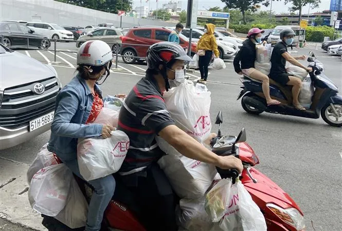 TP Hồ Chí Minh: Nêm chặt người mua sắm, siêu thị tăng hàng dự trữ 3 - 5 lần - Ảnh 4. TP Hồ Chí Minh: Nêm chặt người mua sắm, siêu thị tăng hàng dự trữ 3 - 5 lần - Ảnh 4.