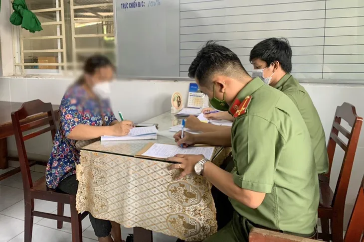Củng cố hồ sơ xử lý hai chủ tài khoản Facebook cung cấp, chia sẻ thông tin bịa đặt về dịch COVID-19 - Ảnh 1. Củng cố hồ sơ xử lý hai chủ tài khoản Facebook cung cấp, chia sẻ thông tin bịa đặt về dịch COVID-19 - Ảnh 1.