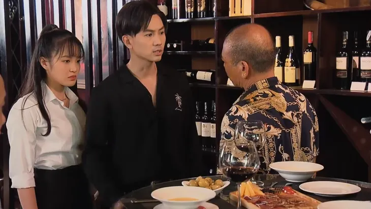 Hương vị tình thân phần 2 - Tập 19: Thy bất ngờ chứng kiến cảnh chồng bảo vệ nhân viên trước mặt khách - Ảnh 1. Hương vị tình thân phần 2 - Tập 19: Thy bất ngờ chứng kiến cảnh chồng bảo vệ nhân viên trước mặt khách - Ảnh 1.