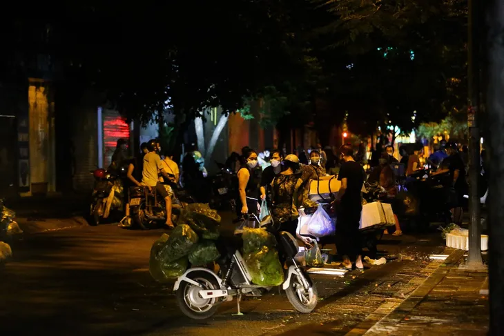 Hà Nội: Họp chợ lúc nửa đêm để né chốt kiểm soát phòng dịch - Ảnh 4. Hà Nội: Họp chợ lúc nửa đêm để né chốt kiểm soát phòng dịch - Ảnh 4.