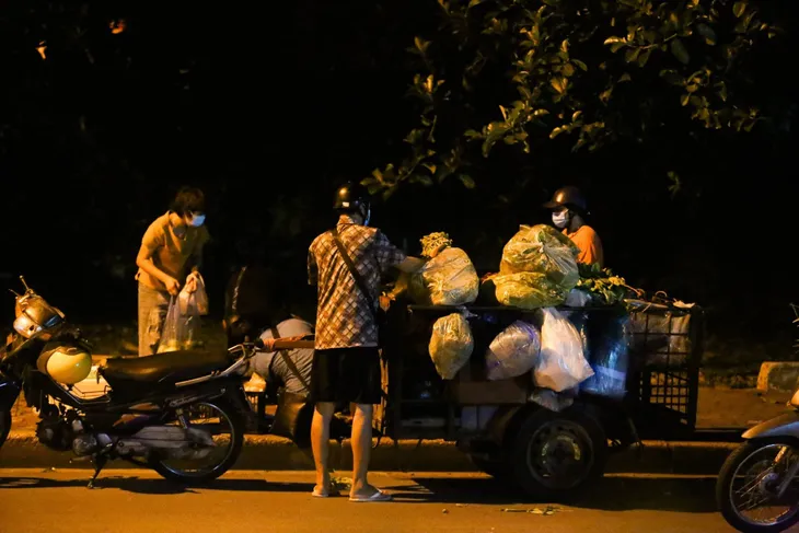 Hà Nội: Họp chợ lúc nửa đêm để né chốt kiểm soát phòng dịch - Ảnh 5. Hà Nội: Họp chợ lúc nửa đêm để né chốt kiểm soát phòng dịch - Ảnh 5.