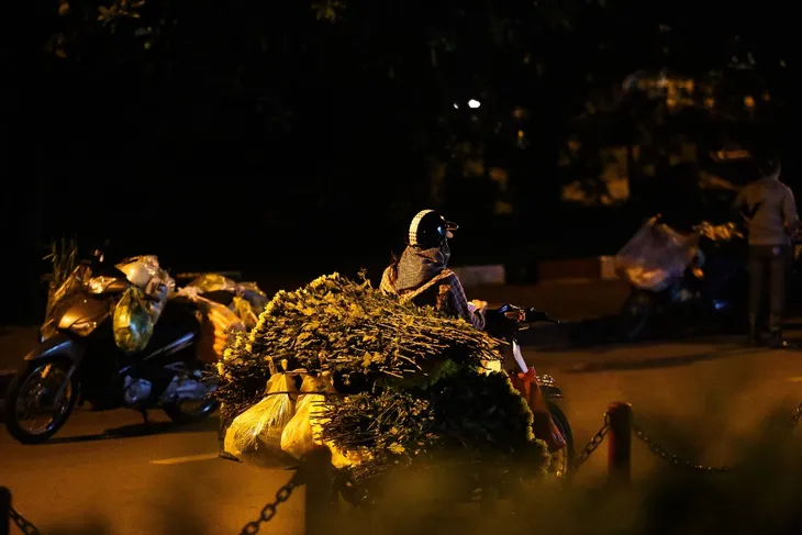 Hà Nội: Họp chợ lúc nửa đêm để né chốt kiểm soát phòng dịch - Ảnh 7. Hà Nội: Họp chợ lúc nửa đêm để né chốt kiểm soát phòng dịch - Ảnh 7.